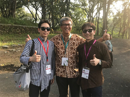 인도네시아 현지 캐주풋(cajeput)오일 농장에 방문한 김유수 대표, 페리 솔레 AAC2018 의장, 김지수 원장 (우측부터 차례로)